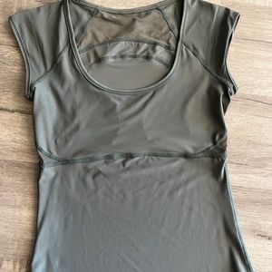 EUC ViNTAGE Lululemon Short Sleeve Top with Lululemon Logo Cut-Out at Back Sz 6